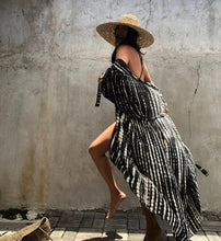 Load image into Gallery viewer, Black &amp; White Kimono