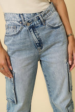Load image into Gallery viewer, CROSSOVER RELAXED CARGO JEANS